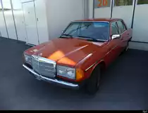 Mercedes 230 E an der Oldtimer Ausstellung auf dem Flughafen Bleienbach am 29.05.2022