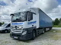 Mercedes-Benz Actros 1843 auf einem Abstellplatz in Ortenburg (bekannt durch die Ritterfestspiele) in Niederbayern, Juni 2022