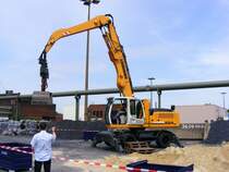 Ein Liebherr-Hydraulikbagger auf dem Gelnde des Bergwerks Auguste Victoria 3/7 in Marl beim Tag der offenen Tr am 9. Mai 2009. 

