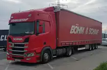 =Scania R 410-Sattelzug von BÖHM & SCHAAF steht im April 2022 auf einem Rastplatz an der A 7