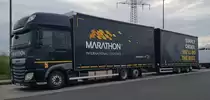 =DAF XF -Hängerzug von MARATHON-Logistics steht im April 2022 auf einem Rastplatz an der A 7