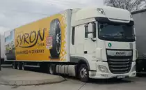 =DAF XF-Sattelzug, als Werbeträger für SYRON-Reifen, steht im April 2022 auf einem Rastplatz an der A 7