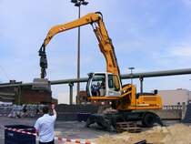 Ein Liebherr-Hydraulikbagger auf dem Gelnde des Bergwerks Auguste Victoria 3/7 in Marl beim Tag der offenen Tr am 9. Mai 2009. 
