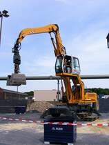 Ein Liebherr-Hydraulikbagger auf dem Gelnde des Bergwerks Auguste Victoria 3/7 in Marl beim Tag der offenen Tr am 9. Mai 2009. 
