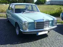 Mercedes Benz W114/W115. Ein früher Strich/8, vermutlich aus dem ersten Modelljahr 1968 im AMG-Look. Oldtimertreffen Flughafen Essen/Mülheim am 06.06.2022.