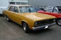 Plymouth Valiant fourdoor Sedan aus dem Modelljahr 1972. Der Valiant galt in den frühen 1970´er Jahren als langlebiges Gebrauchsauto der Mittelklasse. Das 1972´er Modell war als viertürige Limousine und zweitüriges Coupe lieferbar. Der Kunde konnte im Modelljahr 1972 zwischen zwei Sechszylinderreihenmotoren mit Hubräumen von 3249 cm³/100 PS und 3682 cm³/110 PS, sowie zwei V8-Motoren mit Hubräumen von 5210 cm³/150 PS und 5563 cm³/245 PS wählen. Oldtimertreffen Flughafen Essen/Mülheim am 06.06.2022.