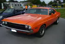 Dodge Challenger R/T aus dem Modelljahr 1971. Der sportliche Challenger kam 1969 auf den Markt und war als Coupe (Foto) und Convertible lieferbar. Der gezeigte Wagen gehört somit zur ersten Challenger-Generation. Ein solcher R/T war ab US$ 4009,00 zu haben. Der V8-Motor hat einen Hubraum von 383 cui und leistet genau 300 PS. Oldtimertreffen Flughafen Essen/Mülheim am 06.06.2022.