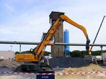 Ein Liebherr-Hydraulikbagger auf dem Gelnde des Bergwerks Auguste Victoria 3/7 in Marl beim Tag der offenen Tr am 9. Mai 2009. 
