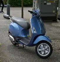 Vespa, gesehen am Rande eines Parkplatzes. 06.2022
