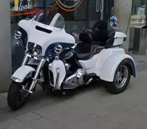 Harley Davidson 3 Wheeler steht am Straßenrand. 06.2022