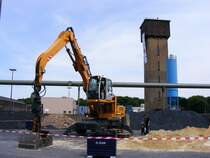 Ein Liebherr-Hydraulikbagger auf dem Gelnde des Bergwerks Auguste Victoria 3/7 in Marl beim Tag der offenen Tr am 9. Mai 2009. 
