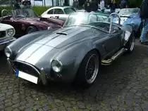 AC Cobra 427. Der V8-Motor stammt aus dem Regal von Ford/USA und hat einen Hubraum von von 427 cui (6997 cm³) und leistet 425 PS. Die Höchstgeschwindigkeit wurde seinerzeit mit 280 km/h angegeben. Oldtimertreffen Flughafen Essen/Mülheim am 06.06.2022.