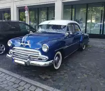 Chevrolet Series 2100JK Styleline DeLuxe fourdoor Sedan aus dem Jahr 1951. 
Die Modellreihe 2100JK war im Modelljahr 1951 das Topmeodell in der Fahrzeugpalette der GM-Division Chevrolet. Dieses viertürige, sechssitzige, Auto war ab einem Kaufpreis von US$ 1680,00 zu haben und verkaufte sich in dieser Karosserie- und Ausstattungsversion in diesem Jahr genau 380.270 mal. Als Motorisierung war ein Sechszylinderreihenmotor mit einem Hubraum von 3546 cm³ und einer Leistung von 92 PS verbaut. 1950´er Jahre Event am 28.05.2022 in Essen-Kettwig.