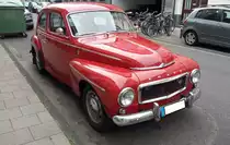 Volvo PV 544, gebaut von 1958 bis 1965. Der PV 544 (PV steht für P erson V agn) glich, in seiner Urform, sehr seinem bereits im Jahr 1947 vorgestellten Vorgänger PV 444. Angetrieben wird dieser sogenannte  Buckelvolvo  vom berühmten B18 Motor, einem Vierzylinderreihenmotor, der aus einem Hubraum von 1780 cm³ 68 PS leistet. Köln-Innenstadt am 10.06.2022.