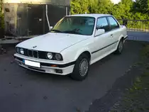 BMW E30 325i X. Der BMW 3´er der zweiten Generation kam 1982 auf den Markt und wurde bis 1994 mit diversen  Facelits  produziert. Er war als zwei- und viertürige Limousine, fünftüriges Kombimodell namens  Touring  und als Cabriolet lieferbar. Von September 1985 bis 1992 war das gezeigte Modell E30 325i X lieferbar. Es zeichnete sich durch einen Allradantrieb aus. Angetrieben wird der im Farbton alpinweiß lackierte E30 von einem Sechszylinderreihenmotor mit einem Hubraum von 2494 cm³ und einer Leistung von 170 PS. Die Höchstgeschwindigkeit gab BMW mit 208 km/h an. Mülheim an der Ruhr am 12.06.2022.