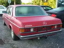 Heckansicht eines Mercedes Benz W123 300D. Ratingen-Breitscheid am 12.06.2022.