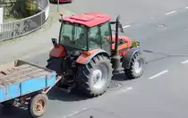 Ein Traktor BELARUS 1523.5 mit Hänger am 08.06.22 Bf. Niederndodeleben.