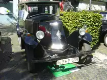 Renault 10CV KZ2 Limousine, wie sie von 1927 bis 1928 im Werk Billancourt vom Band lief. Der 10CV war mit zwei verschiedenen Radständen in so ziemlich jeder Karosserieversion lieferbar. In den zwei Produktionsjahren wurden ca. 27.800 solcher Limousinen gebaut. Der Vierzylinderreihenmotor hat einen Hubraum von 2120 cm³. Die Höchstgeschwindigkeit wurde mit 70 km/h angegeben. Angeblich soll so eine Limousine im Jahr 1927 FF 27.800,00 gekostet haben. Oldtimertreffen der Oldtimerfreunde Essen-Borbeck am 12.06.2022.