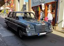 Mercedes Benz W108 280SE. Die Baureihe W108 wurde 1965 mit den Modellen 250S/SE und 300S/SE vorgestellt. Ab November 1967 konnte der Kunde auch den neuen 280´er Motor in der Vergaser- und als Einspritzer bestellen. Insgesamt setzten die Untertürkheimer bis zum Produktionsende 91.051 Fahrzeuge des Typs 280SE ab. Im Januar 1968 stand ein solcher 280SE mit einem Basispreis von DM 18.600,00 in den Preislisten. Angetrieben wird der Wagen von einem Sechszylinderreihenmotor, der aus einem Hubraum von 2776 cm³ 160 PS leistet. Die Höchstgeschwindigkeit wurde mit 193 km/h angegeben. Dann verarbeitete die Bosch-Sechsstempel-Einspritzpumpe aber auch 16 Liter Superbenzin auf 100 Kilometern. Überlingen am Bodensee am 09.05.2022.