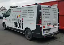 =Renault Trafic als Werbeträger für Immobilien-MOLL steht anl. vom Internationalen Jugendfeuerwehr-Wettbewerb 2022 in 36100 Petersberg, Mai 2022