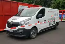 =Renault Trafic als Werbeträger für Immobilien-MOLL steht anl. vom Internationalen Jugendfeuerwehr-Wettbewerb 2022 in 36100 Petersberg, Mai 2022