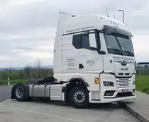 =MAN TGX-Zugmaschine (9035F) von TAJ steht im April 2022 an der A 3