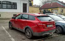 Rückansicht: Lada Vesta Cross SW in der Farbe Karneol. Foto: 02.2021.