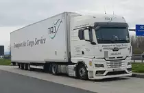=MAN TGX-Sattelzug (36530) von TAJ steht im April 2022 an der A 3