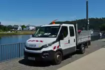 Iveco Daily eines Gärtnereibetriebes gesehen am Moselufer. 06.2022