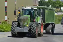 Fendt Traktor mit Hänger kommt mir auf eine frisch Asphaltierten Staße entgegen. 06.2022