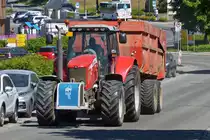 Massey Ferguson mit großem Hänger auf dem Weg zu einem Feld um Silageschnittgut abzuholen. 06.2022
