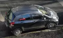 Toyota Yaris Mk2 von oben fotografiert. Foto: 01.01.2022.