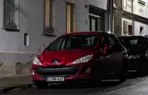 Peugeot 308 in der Farbe Rouge Babylone. Foto: 12.2021.