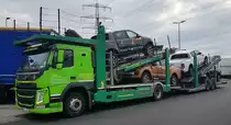 =Volvo FM-Autotransporter von AKM TRANS steht auf einem Parkplatz an der A 3, 03-2022