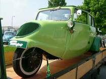 Tempo Dreirad auf der Ladeflche des 3achs Barkas beim Oldtimertreffen am Nutzfahrzeugmuseum