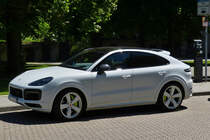 Porsche Cayenne eHybrid, gesehen am Strassenrand. 06.2022