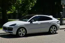 Porsche Cayenne eHybrid, gesehen am Strassenrand. 06.2022