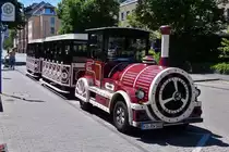 Stra�eneisenbahn Altstadt Express Koblenz an der Start Haltestelle vor der Kastor Kirche. 06.2022 