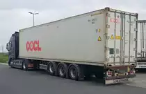 =Volvo FH 460-Sattelzug von MILA TRANS transportiert einen Container der Reederei OOCL, 04-2022