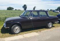 Alfa Romeo Giulia Nuova Super 1600, wie sie von 1974 bis 1978 gebaut wurde. Das Erfolgsmodell Giulia wurde bereits seit 1962 produziert. Nach den Werksferien des Jahres 1974 wurde dieser zeitlose Wagen modernisiert. Die Sicke im Kofferraumdeckel fiel weg und dem Zeitgeist entsprechend, bekam das Auto einen Kunststoffkühlergrill. Der Vierzylinderreihenmotor mit zwei oben liegenden Nockenwellen hat einen Hubraum von 1570 cm³ und leistet 125 PS. Ratingen am 12.06.2022.