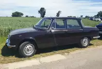 Alfa Romeo Giulia Nuova Super 1600, wie sie von 1974 bis 1978 gebaut wurde. Das Erfolgsmodell Giulia wurde bereits seit 1962 produziert. Nach den Werksferien des Jahres 1974 wurde dieser zeitlose Wagen modernisiert. Die Sicke im Kofferraumdeckel fiel weg und dem Zeitgeist entsprechend, bekam das Auto einen Kunststoffkühlergrill. Der Vierzylinderreihenmotor mit zwei oben liegenden Nockenwellen hat einen Hubraum von 1570 cm³ und leistet 125 PS. Ratingen am 12.06.2022.