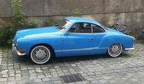 VW Typ 14 Karmann-Ghia Coupe, produziert in den Jahren von 1955 bis 1973 auf dem Chassis des Typ 1 (Käfer). Hier wurde ein Typ 14 abgelichtet, der zwischen August 1969 und August 1971 produziert wurde. Er hat schon die rechteckigen, vorderen Blinkleuchten und die großen, hinteren Rückleuchten, trägt aber noch die  alten Export-Stoßfänger . Der im Heck verbaute, luftgekühlte, Vierzylinderboxermotor hat einen Hubraum von 1493 cm³ und leistet 44 PS. Die Höchstgeschwindigkeit wurde mit 136 km/h angegeben. Bamberg am 31.05.2022.