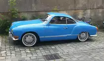 VW Typ 14 Karmann-Ghia Coupe, produziert in den Jahren von 1955 bis 1973 auf dem Chassis des Typ 1 (Käfer). Hier wurde ein Typ 14 abgelichtet, der zwischen August 1969 und August 1971 produziert wurde. Er hat schon die rechteckigen, vorderen Blinkleuchten und die großen, hinteren Rückleuchten, trägt aber noch die  alten Export-Stoßfänger . Der im Heck verbaute, luftgekühlte, Vierzylinderboxermotor hat einen Hubraum von 1493 cm³ und leistet 44 PS. Die Höchstgeschwindigkeit wurde mit 136 km/h angegeben. Bamberg am 31.05.2022.