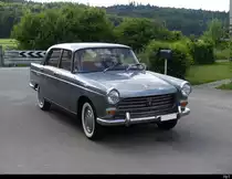 Peugeot 404 an der Oldtimer Ausstellung auf dem Flughafen Bleienbach am 29.05.2022