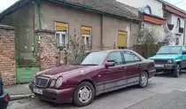 Diesen roter Mercedes-Benz E-Klasse W210 habe ich in Februar 2021 gesehen. Leider konnte ich die genaue Farbe nicht identifizieren, würde mich für jeden Rat bedanken!