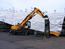 Ein Liebherr-Hydraulikbagger auf dem Gelnde des Bergwerks Auguste Victoria 3/7 in Marl beim Tag der offenen Tr am 9. Mai 2009. 
