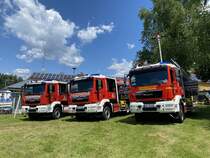 Baugleiche MAN TGM der FFWs Schönanger (Niederbayern), Pösing sowie von Grafenwiesen (beide Oberpfalz) bei einer Fahrzeugaufstellung anlässlich des Dorffestes in Schönanger, Juni 2022