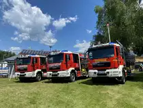 Baugleiche MAN TGM der FFWs Schönanger (Niederbayern), Pösing sowie von Grafenwiesen (beide Oberpfalz) bei einer Fahrzeugaufstellung anlässlich des Dorffestes in Schönanger, Juni 2022