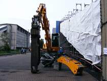 Ein Liebherr-Hydraulikbagger auf dem Gelnde des Bergwerks Auguste Victoria 3/7 in Marl beim Tag der offenen Tr am 9. Mai 2009. 
