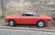 Profilansicht eines Lancia Fulvia Coupe 1.3S der Seria 3, wie er von 1968 bis 1970 gebaut wurde. Das Sportcoupe Fulvia kam bereits 1965 auf den Markt. Im Laufe der Jahre gab es einige optische und technische Retuschen. Während der gesamten Produktionszeit wurden fast 139.800 Einheiten gebaut. Hier wurde ein 1.3S abgelichtet, von dem genau 16.827 Stück vom Band liefen. Der V4-Motor hat einen Hubraum von 1298 cm³ und leistet zwischen 87 PS und 93 PS. Bamberg am 31.05.2022.